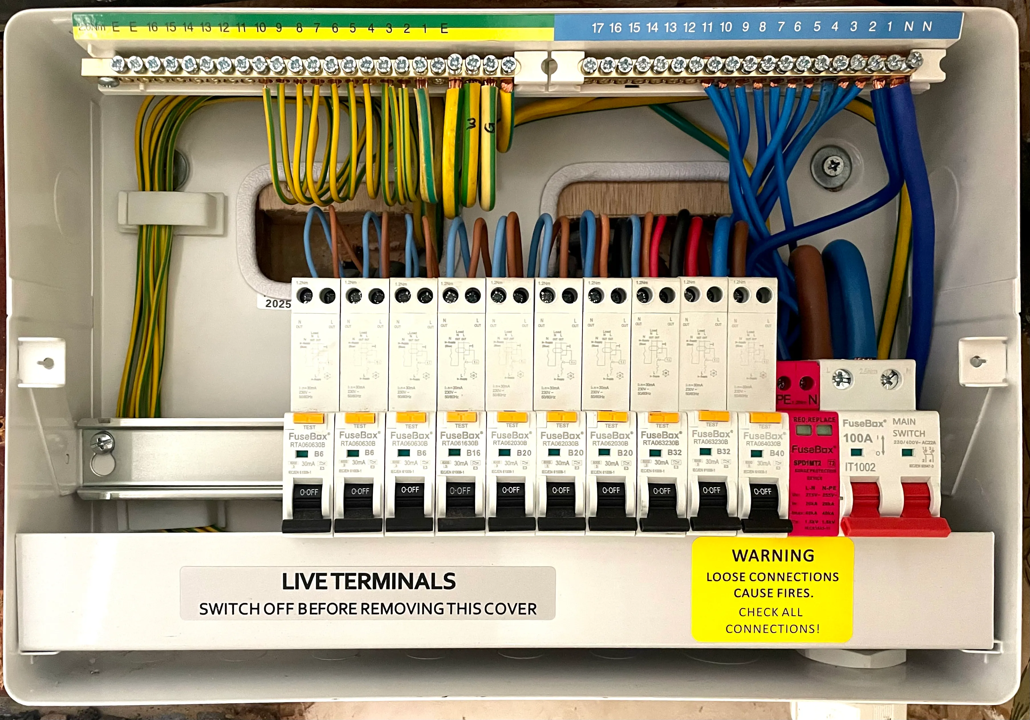 A bunch of wires that are in a box.